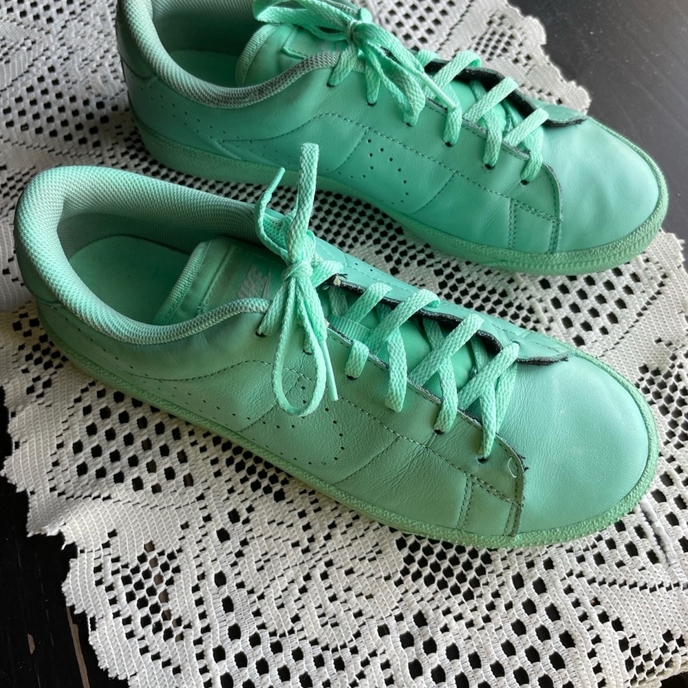 Nike Tennis Classic PRM (GS) Sneakers - Picture 2 of 9